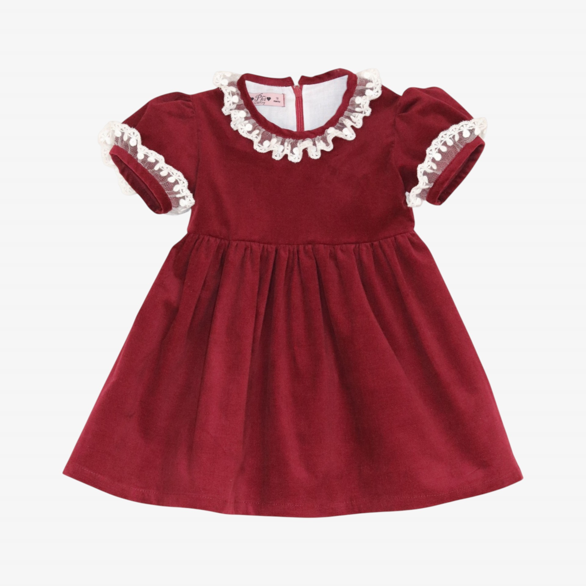 Robe en velours bordeaux avec col en tulle.