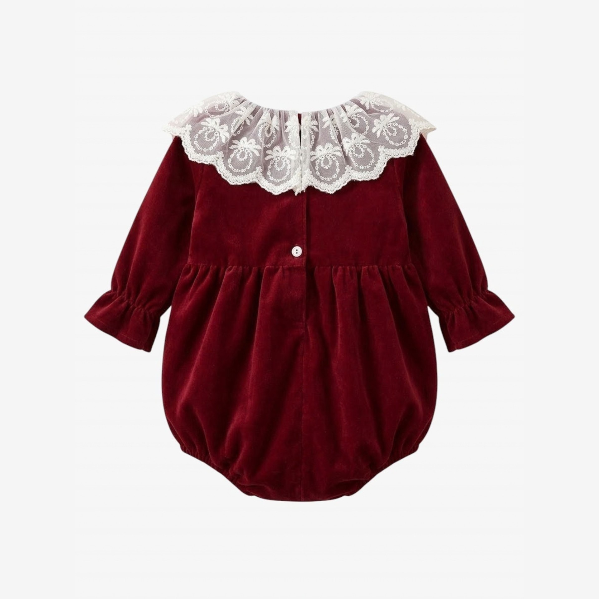 Barboteuse en velours bordeaux avec un col en tulle.