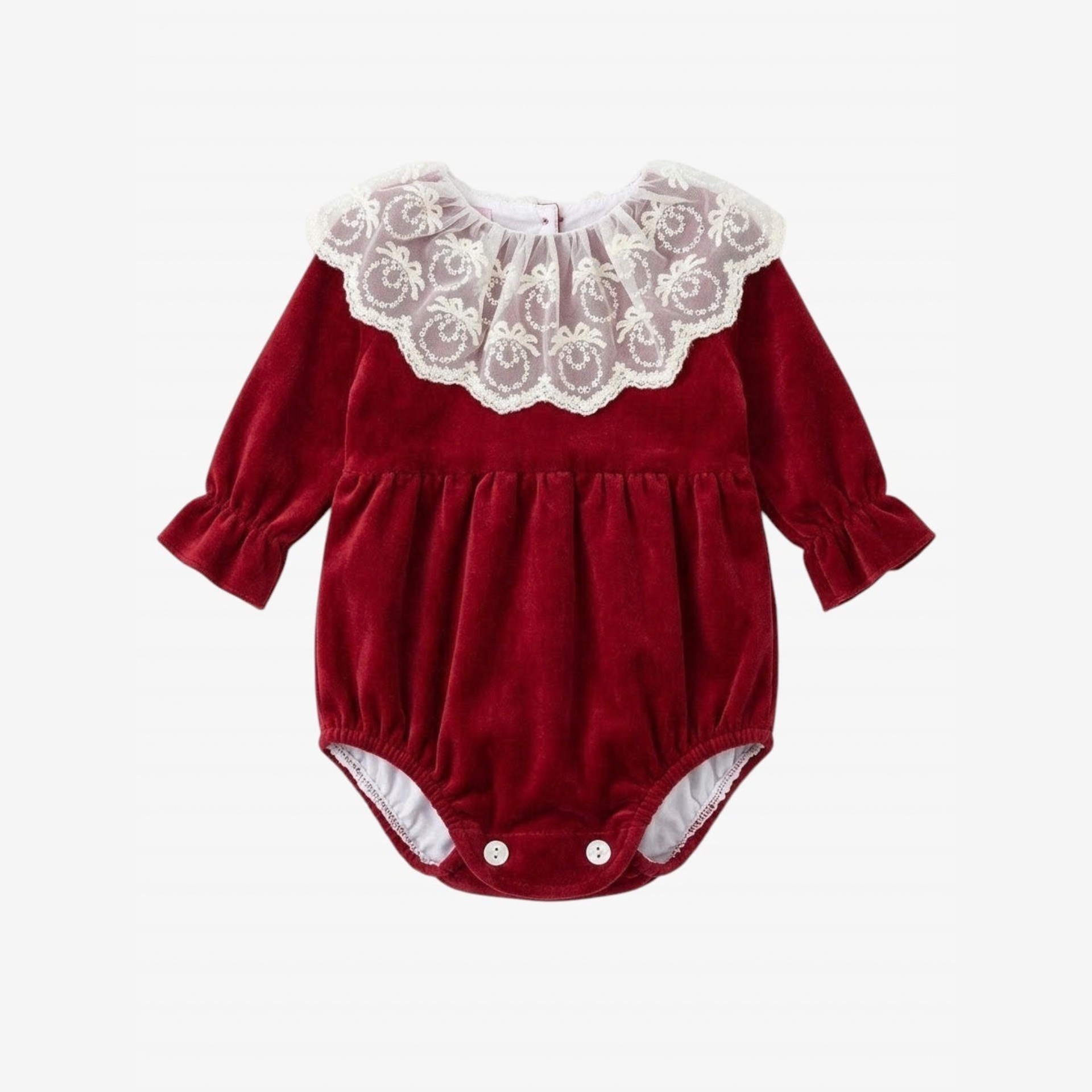 Barboteuse en velours bordeaux avec un col en tulle.