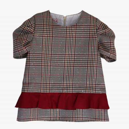 Robe à carreaux crème et bordeaux avec volant bordeaux. Robe à carreaux crème et bordeaux avec volant bordeaux.