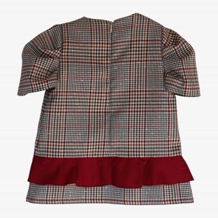 Robe à carreaux crème et bordeaux avec volant bordeaux. Robe à carreaux crème et bordeaux avec volant bordeaux.