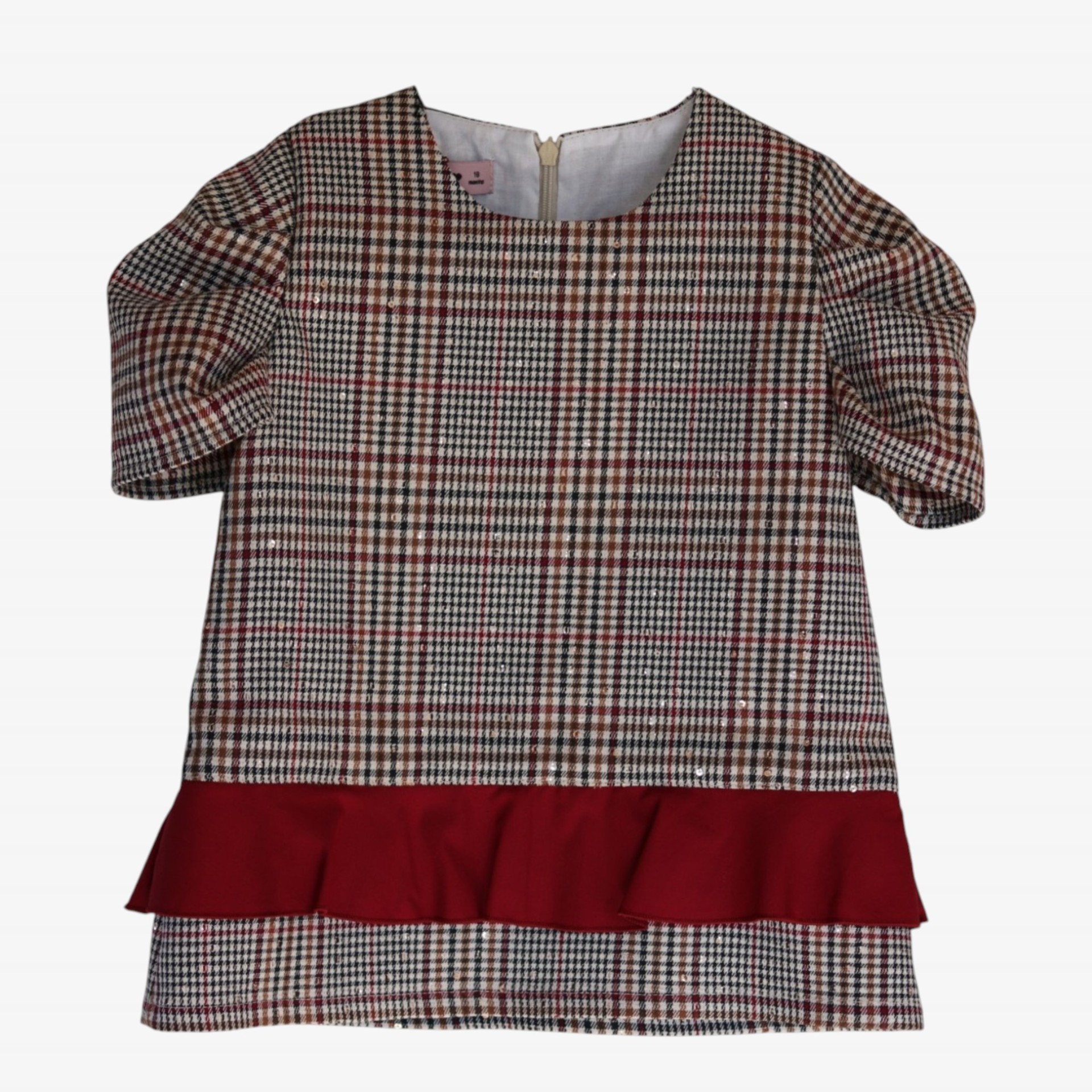 Robe à carreaux crème et bordeaux avec volant bordeaux.