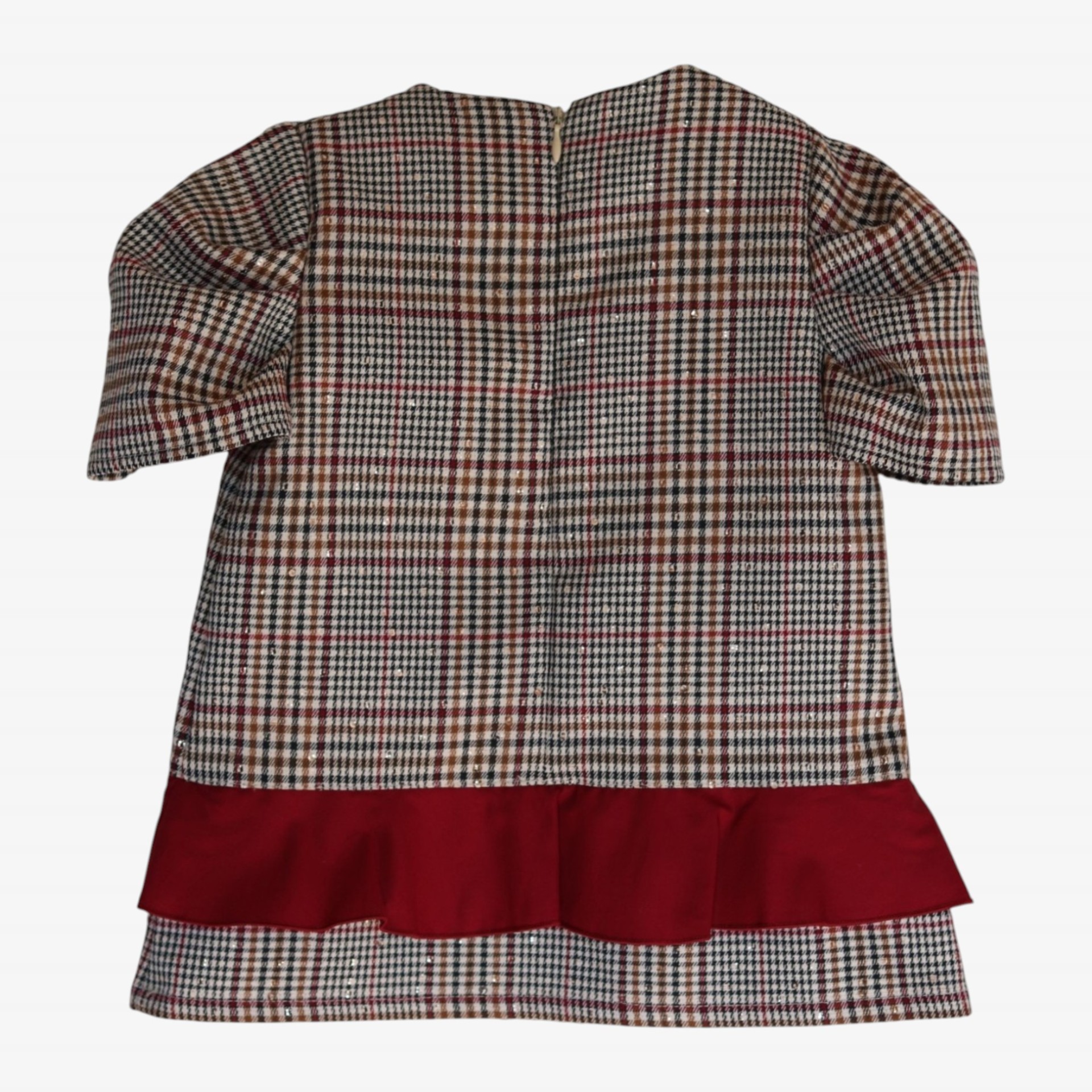 Robe à carreaux crème et bordeaux avec volant bordeaux.